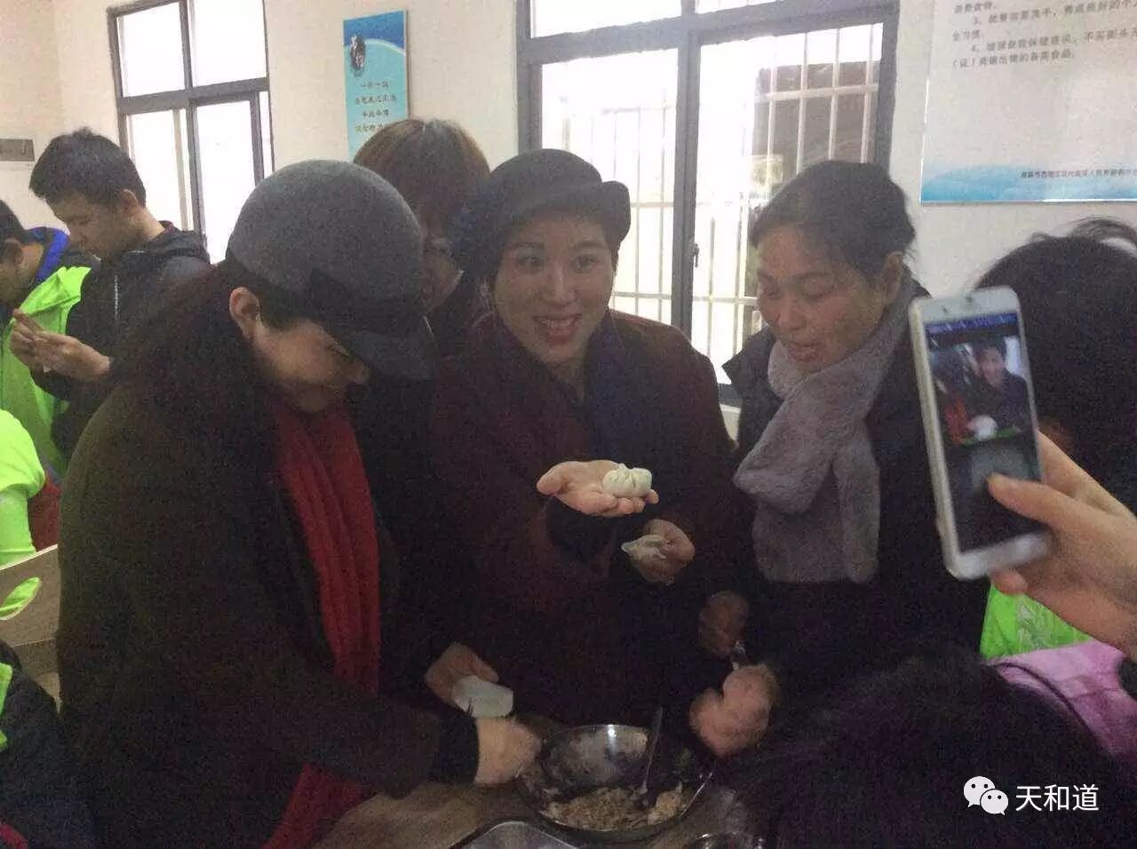 与中心人员交流
